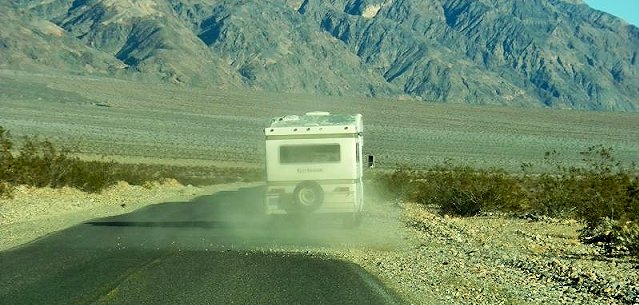 platzender Reifen von Wohnmobil in Death Valley